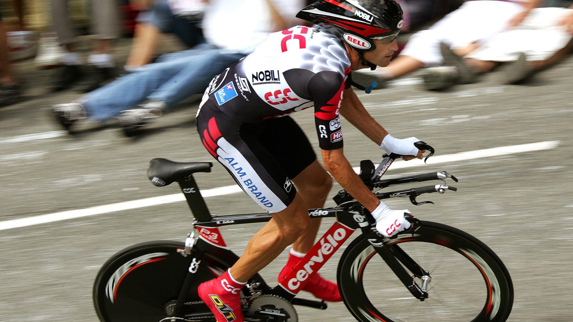 国际城市自行车绕城赛 市民在路边组成长队观战